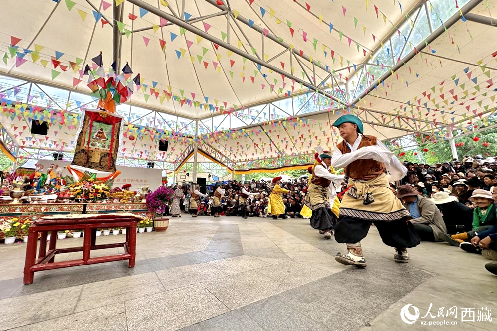 拉薩市宗角祿康公園舉行傳統(tǒng)藏戲劇目展演。