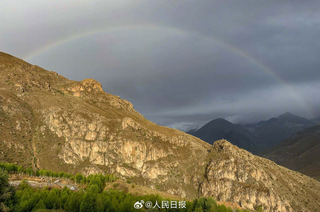 接好運(yùn)！青藏高原現(xiàn)巨大彩虹橋