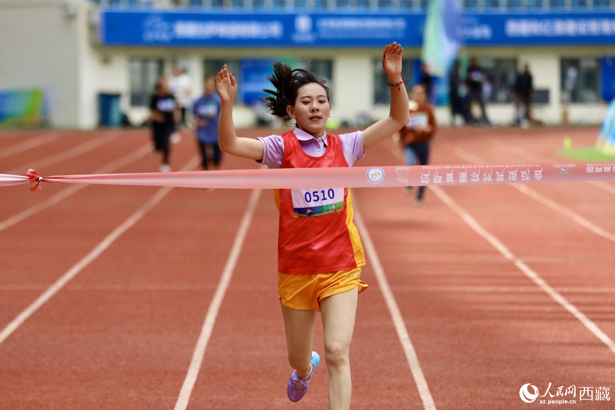 女子400米競速賽實(shí)況。