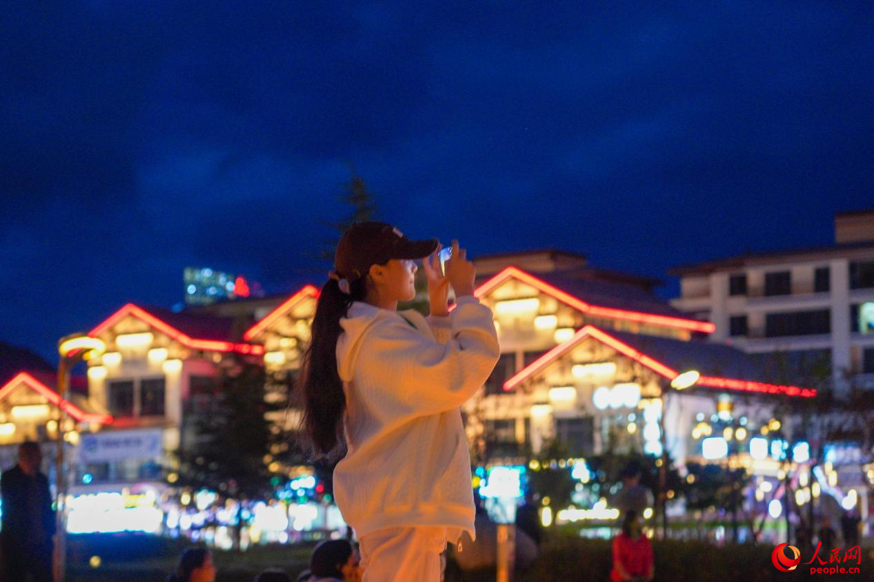 居民在西藏林芝市民族團(tuán)結(jié)廣場(chǎng)上拍照。人民網(wǎng)記者 趙晨攝