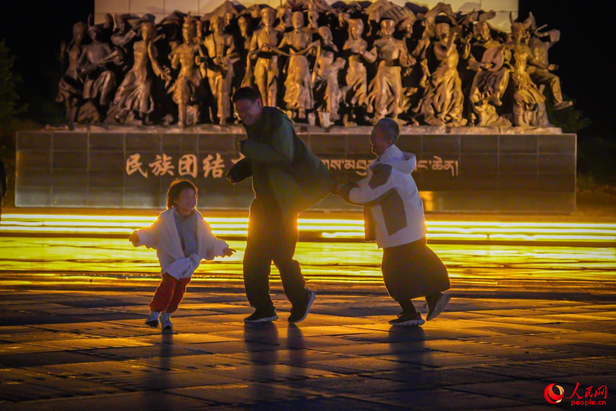 居民在西藏林芝市民族團(tuán)結(jié)廣場(chǎng)上玩耍。人民網(wǎng)記者 趙晨攝