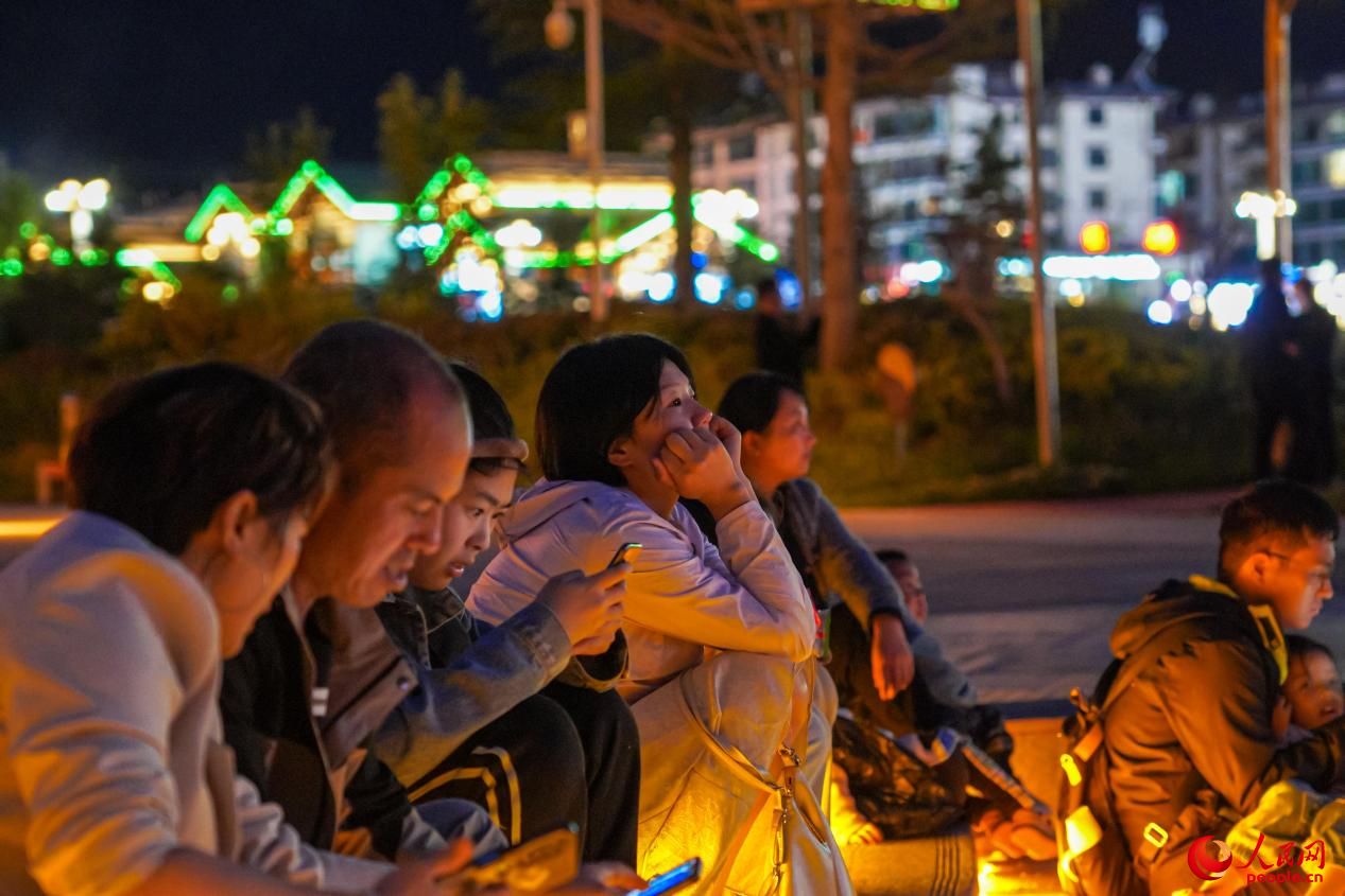 市民坐在西藏林芝市民族團(tuán)結(jié)廣場(chǎng)臺(tái)階上欣賞音樂(lè)噴泉。人民網(wǎng)記者 趙晨攝