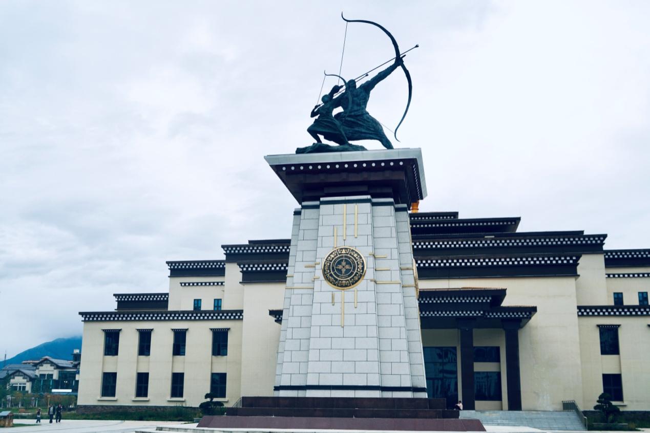 工布公園里的城市地標雕塑——畢秀之子。人民網記者 益西康珠攝