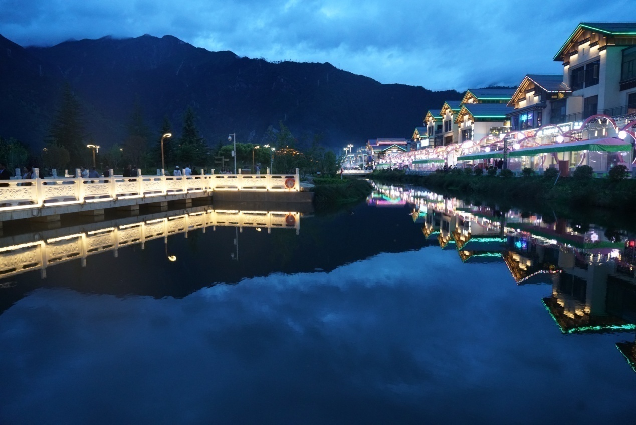 工布公園的夜景。人民網記者 益西康珠攝