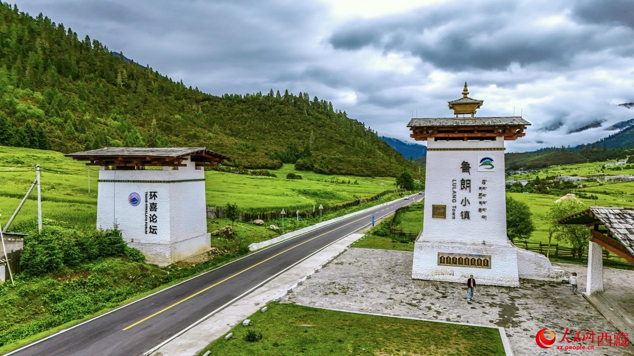 圖為魯朗小鎮(zhèn)一角。人民網(wǎng)記者 次仁羅布攝