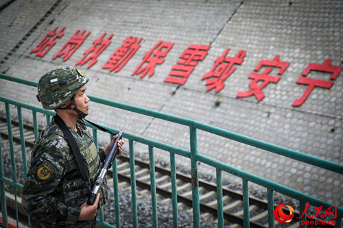 武警西藏總隊(duì)拉薩支隊(duì)執(zhí)勤八大隊(duì)官兵在鐵路旁執(zhí)勤。支翔宇 攝