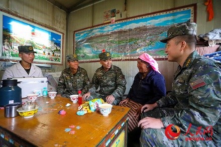 武警西藏總隊(duì)拉薩支隊(duì)執(zhí)勤八大隊(duì)官兵慰問藏族老人。何騰海 攝