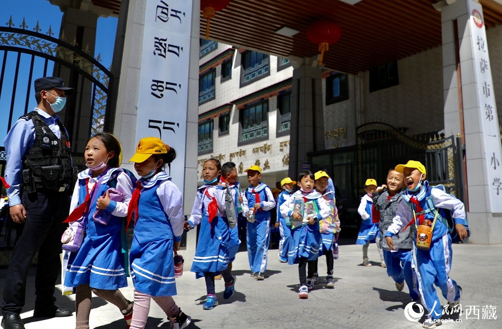 拉薩市第一小學(xué)的學(xué)生們放學(xué)后歡快地走出校門。人民網(wǎng)記者 次仁羅布攝