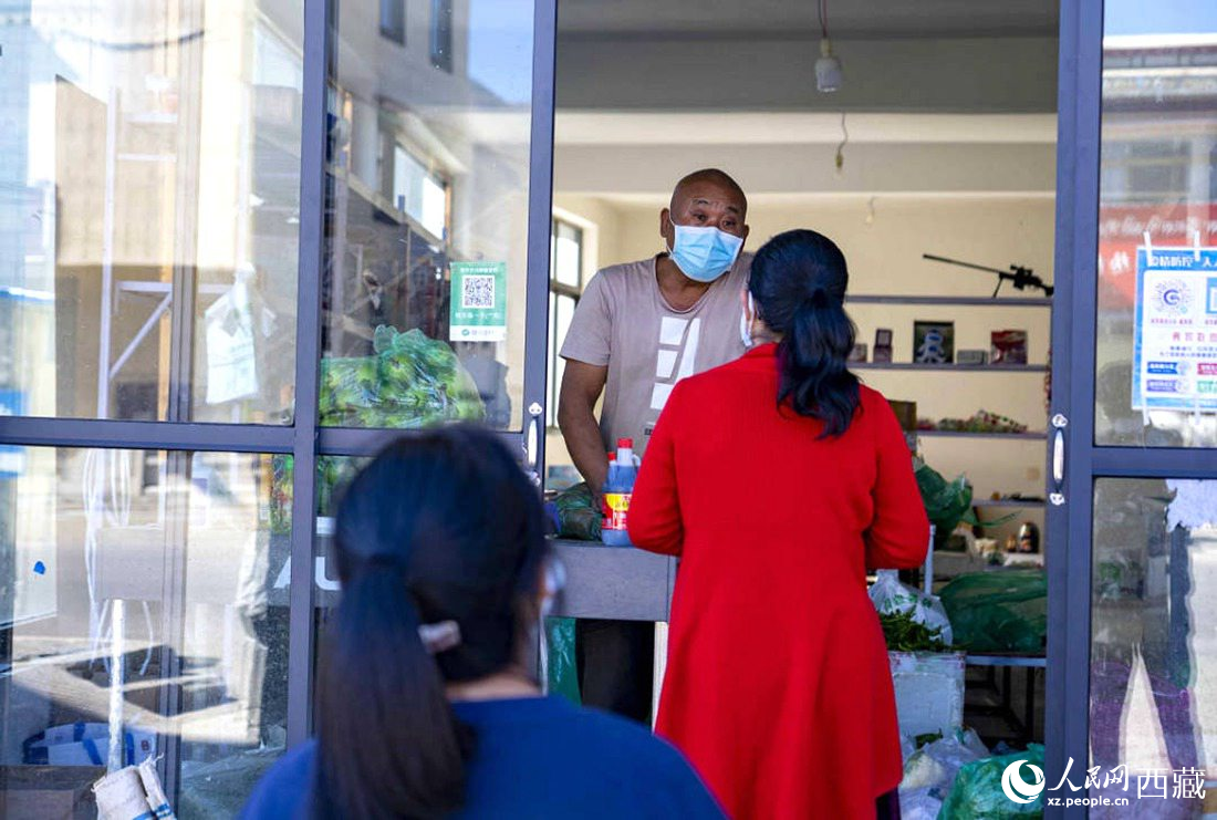 市民們有序排隊(duì)購(gòu)買早餐。人民網(wǎng) 次仁羅布攝