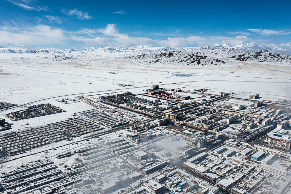 西藏阿里地區(qū)改則縣迎來初雪，銀裝素裹，美如畫卷。