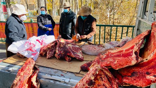 圖為市民正在買牛肉，本報(bào)記者 格桑倫珠攝(3737723)-20221201105107(1).jpg