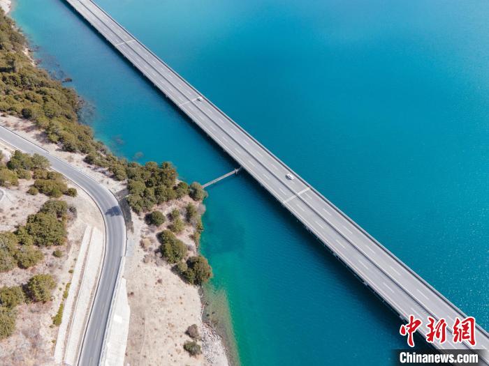 圖為西藏林拉高等級公路多布湖段風光?！〗w波 攝