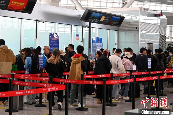 圖為“五一”期間，拉薩貢嘎機(jī)場旅客密集出行?！≡黝D珠 攝