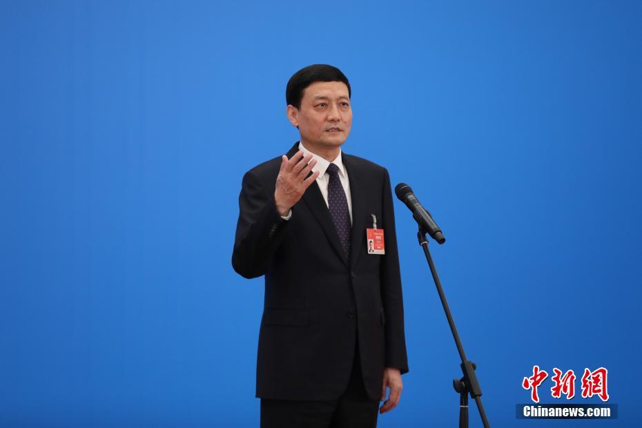 3月8日，第十三屆全國(guó)人民代表大會(huì)第四次會(huì)議舉行第二場(chǎng)“部長(zhǎng)通道”采訪活動(dòng)。圖為中國(guó)工業(yè)和信息化部部長(zhǎng)肖亞慶通過(guò)網(wǎng)絡(luò)視頻方式接受采訪。 <a target='_blank' ><p  align=