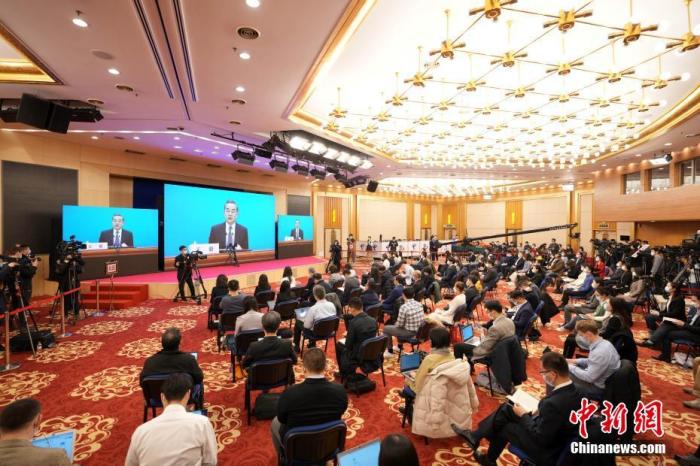 圖為記者在梅地亞中心多功能廳采訪。<a target='_blank' ><p  align=