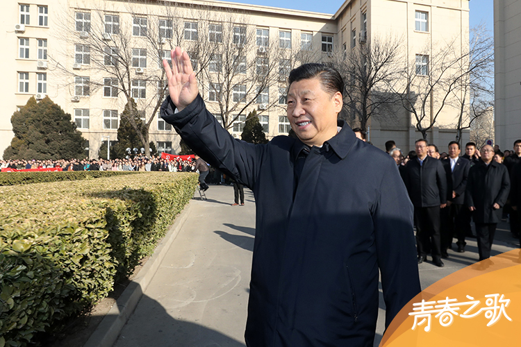 2019年1月17日，習近平在天津南開大學向?qū)W生揮手致意。