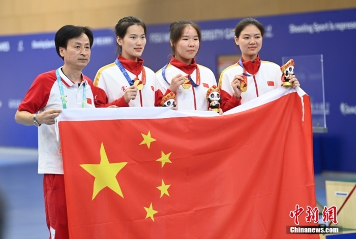 8月1日，第31屆世界大學(xué)生夏季運(yùn)動(dòng)會(huì)女子25米手槍團(tuán)體決賽在四川成都舉行，中國(guó)隊(duì)獲得冠軍。圖為中國(guó)隊(duì)選手熊亞瑄(左二)、林雅茜(右二)、王珂怡(右一)等站在領(lǐng)獎(jiǎng)臺(tái)上合影。<a target='_blank' href='/'><p  align=