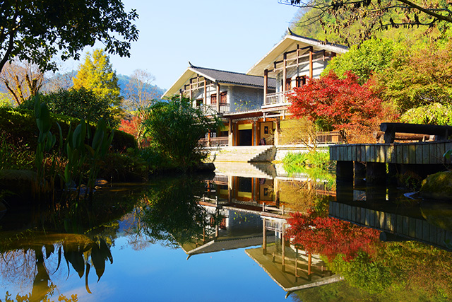 張家界黃龍洞景區(qū)：初冬秋色艷，游客樂(lè)享休閑時(shí)光（組圖）